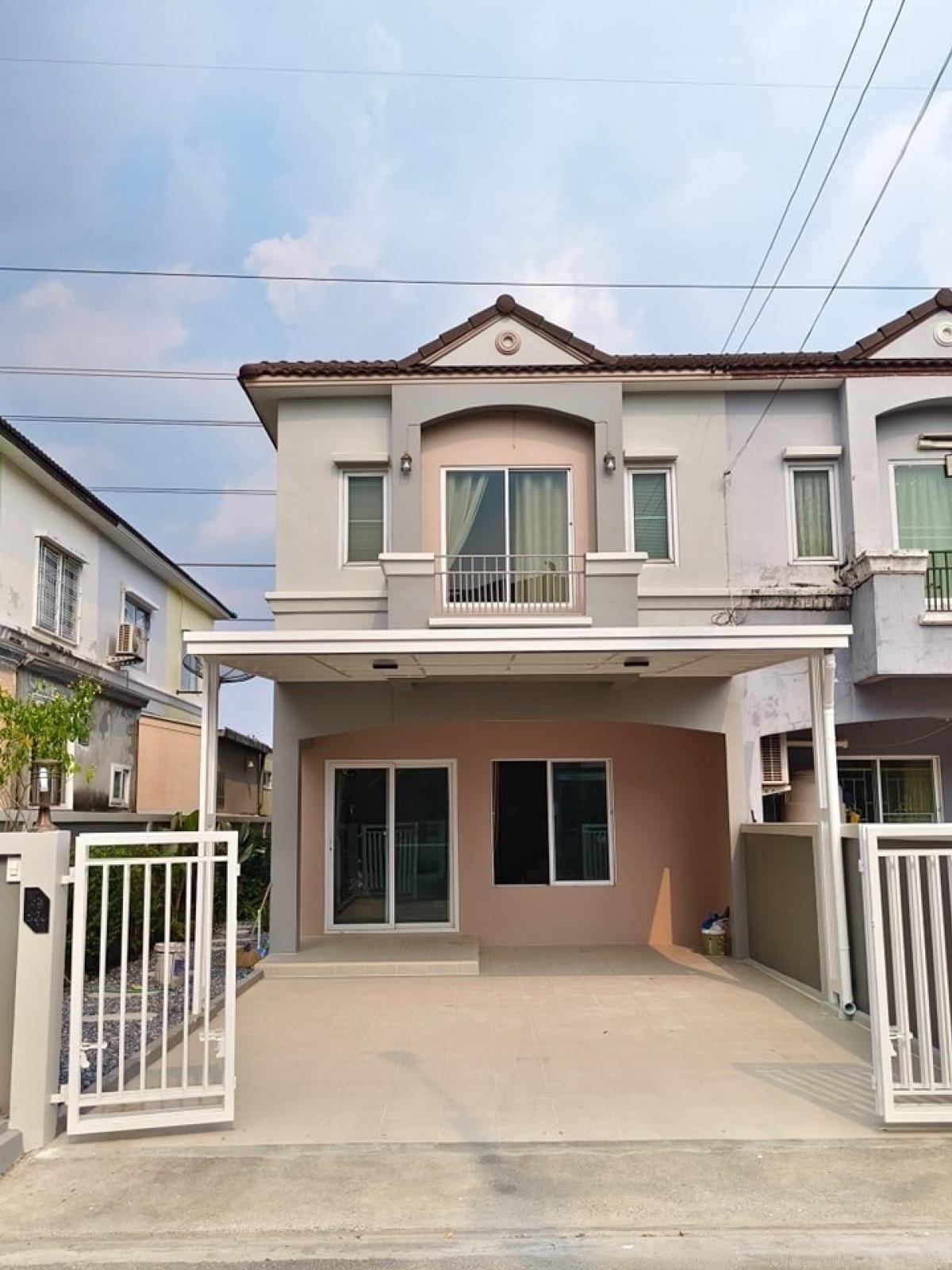 For SaleTownhomeNawamin, Ramindra : 2 -story townhome, KC CAC Village, Ram Inthrazafari Soi Ruay Yotsak Soi 3 Lotus Big C Safari World, Hathai Fat Fashion Island Market, The Promenade, Min Buri Market, Renovate is ready. Convenient to travel Near the Pink Line BTS station