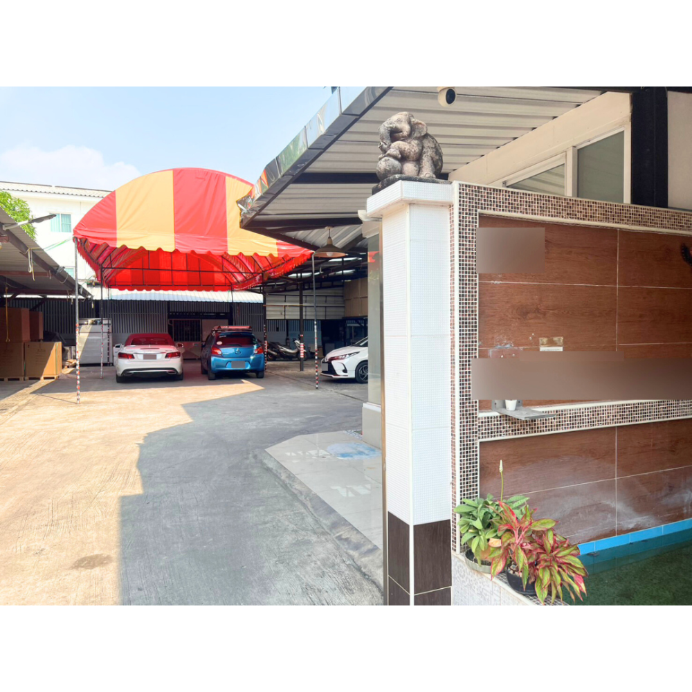 For SaleHome OfficeChokchai 4, Ladprao 71, Ladprao 48, : For Sale: Large Land Plot with 1.5 Townhouse Building, Office Equipment Included Located on Chokchai 4 Road, 272 sq.w. (Square Wah), prime location in the central area of Ladprao.