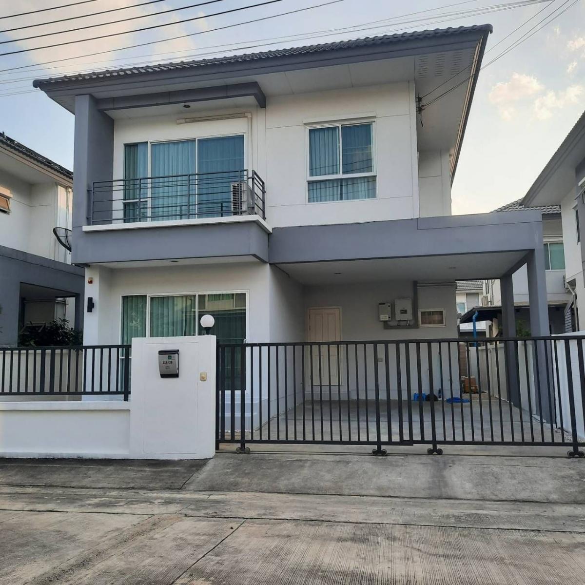 For RentHousePhutthamonthon, Salaya : Sena Ville 41 sq.wolf house for rent. Usable area 135 sqm. (Kitchen is not Bui In) 2 Air conditioners in good condition, 3 bedrooms, 3 bathrooms, Solar Roof 2 KW. (Use during the day) Mahidol University, Kanchana Hospital (Siriraj) Phutthamonthon Hospital