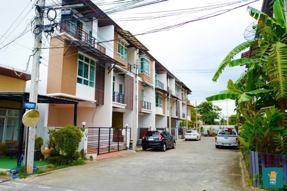 For RentTownhomeChaengwatana, Muangthong : Renting The Roof Chaeng Watthana 3, half layer, size 23.70 sq.w., air -conditioned in every room, 3 bedrooms, 18,000 baht.