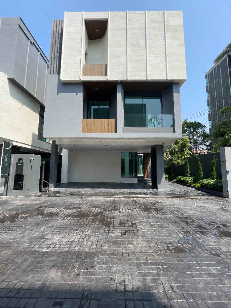 For SaleHouseSapankwai,Jatujak : Super Luxury Panton Ari -Suthisarn, 3 -story house, 5 bedrooms, 5 bathrooms, 3 parking spaces with a swimming pool near the train and expressway, convenient to travel, surrounded by complete facilities.