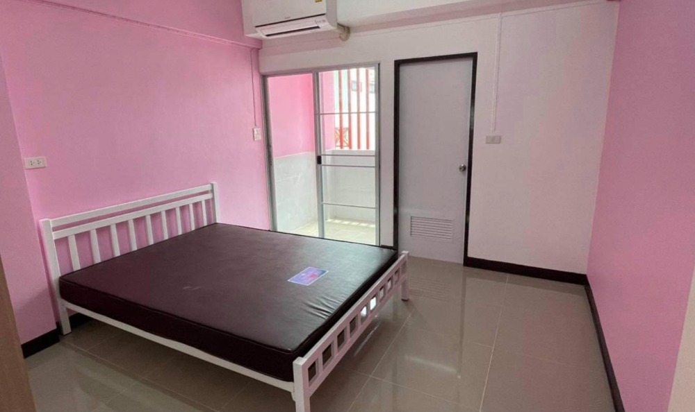 For SaleHotel&Apartment BusinessVipawadee, Don Mueang, Lak Si : Selling an apartment business. Full of 60 rooms on 113 sq.m. of land. Price 60 million next to Phahonyothin Road, near the Copy train station.