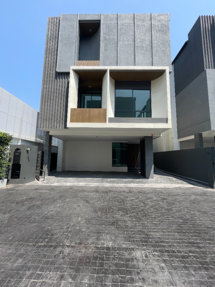 For SaleHouseSapankwai,Jatujak : Super Luxury Panton Ari -Suthisarn, 3 -storey house, 5 bedrooms, 5 bathrooms, 3 parking spaces near the train and expressway. Convenient transportation surrounded by complete facilities.