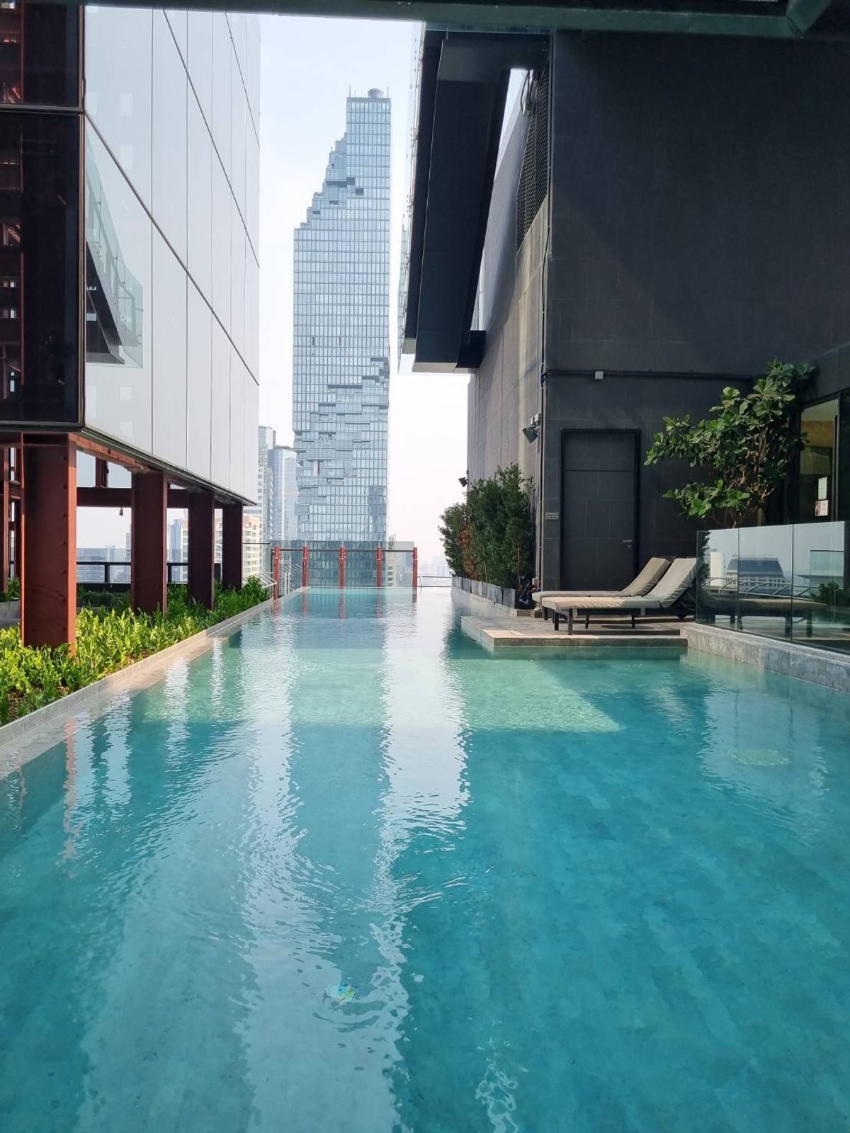 For RentCondoSilom, Saladaeng, Bangrak : For rent Ashton Silom, Ashton Silom, brand new room, High Rise condo, Ultimate Class, located in the heart of CBD, on Silom Road, only 350 meters from BTS Chong Nonsi.