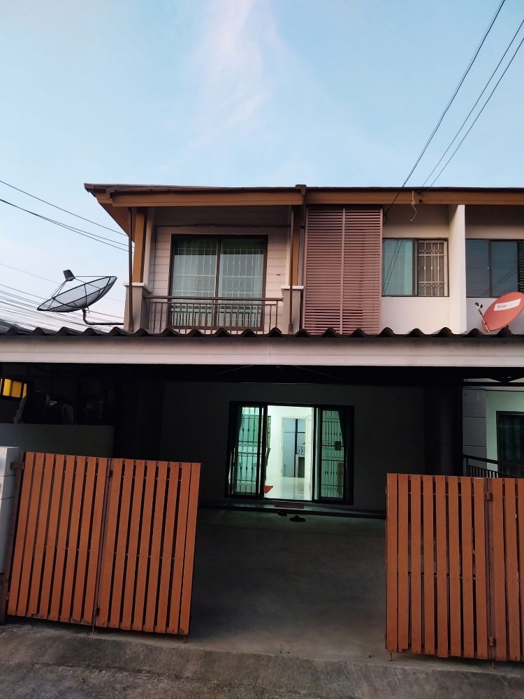 For RentHousePattanakan, Srinakarin : Rent a townhome Pruksa Ville 57 Soi Phatthanakan 38, near Thanya Park and 3 electric train lines