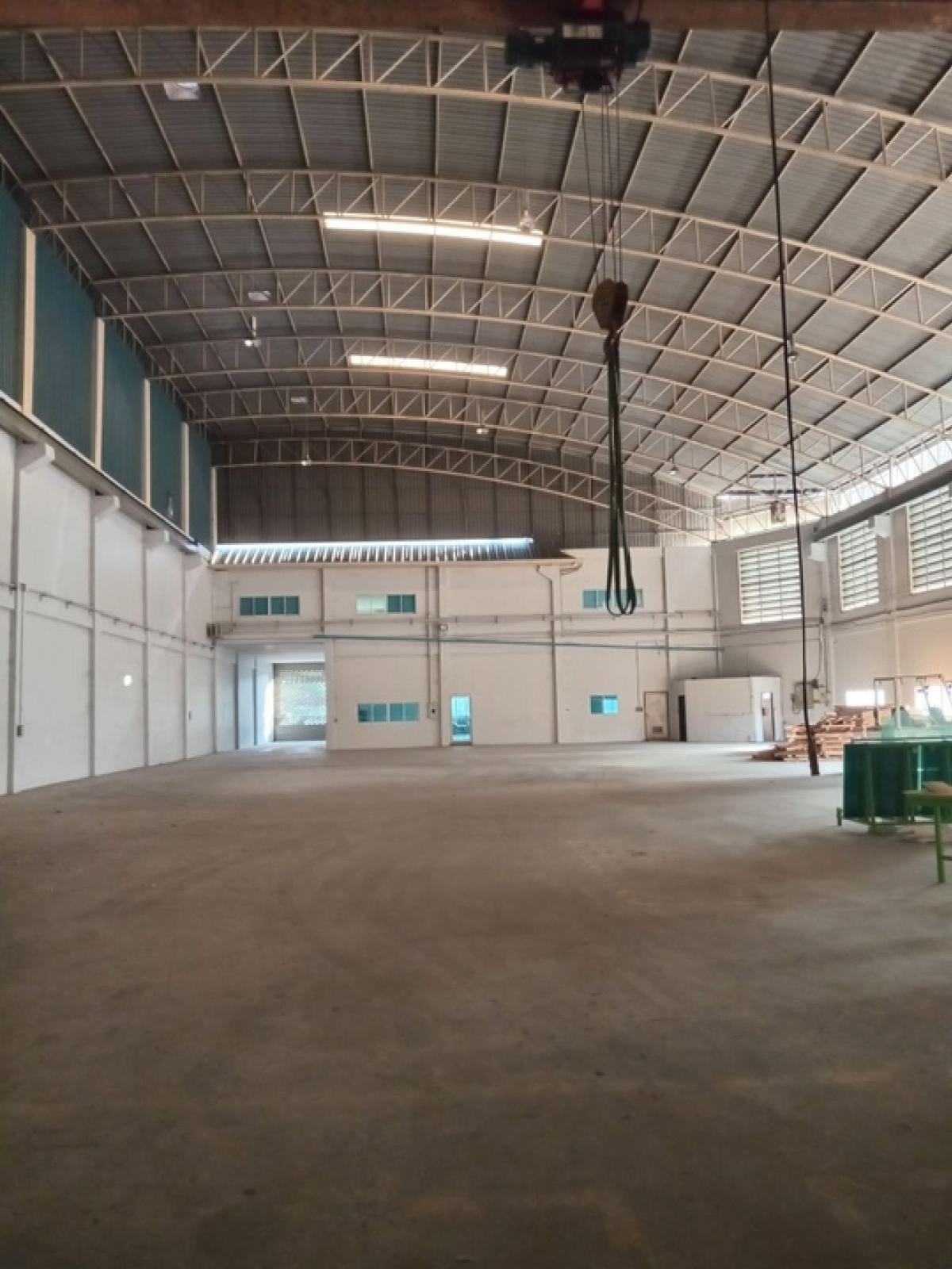 For RentWarehouseBangna, Bearing, Lasalle : Rent a warehouse near the main road near BTS Bang Na, near Mega Bangna, 1500 sqm. There is a convenient parking.