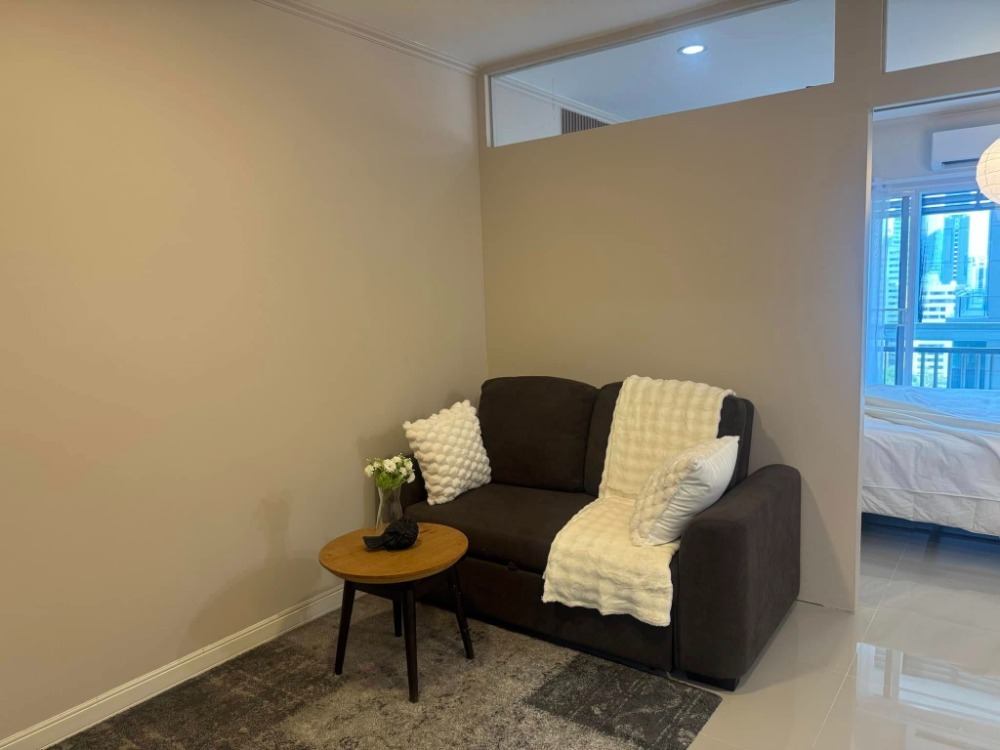 For RentCondoSukhumvit, Asoke, Thonglor : Condo, Floor 15, with beautiful decorative furniture for rent in Asoke-Sukhumvit Near Srinakharinwirot College, Prasarnmit, only 600 meters