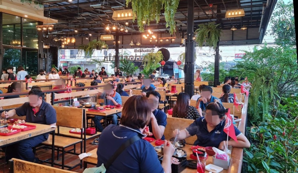 For LeaseholdRetail SpaceChachoengsao : Very cheap. Shabu restaurant has a koi fish pond. There is a waterfall near Bang Na-Trat Road, near Motorway. There is a factory surrounded.