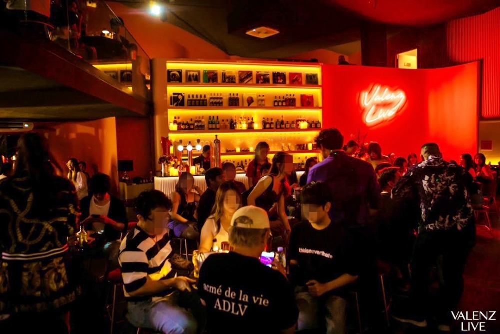 For LeaseholdRetail SpaceRatchadapisek, Huaikwang, Suttisan : Bar Bistro RCA, Rama 9, a lot of foreigners Suitable for making restaurants, liquor stores or cafes.