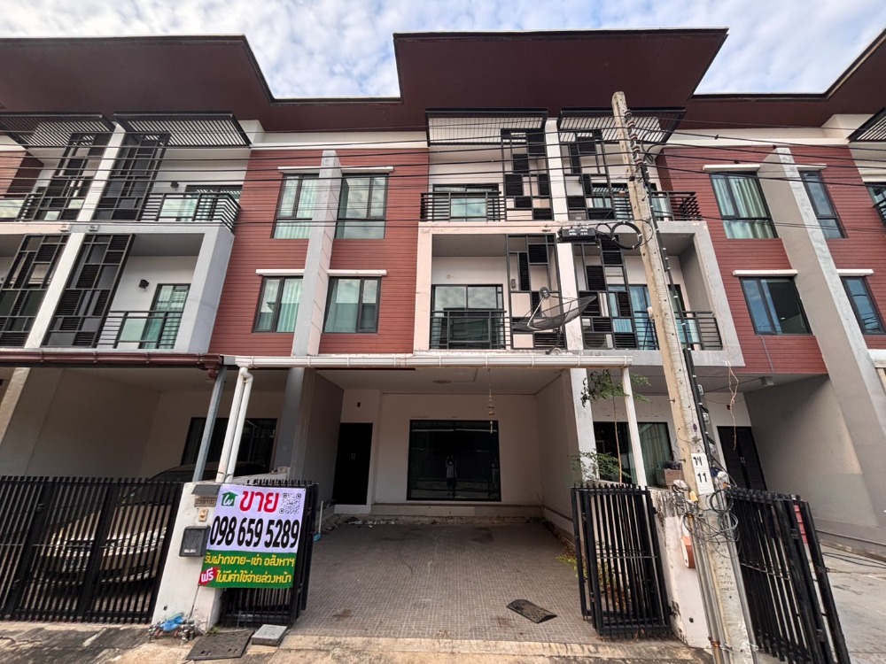 For SaleTownhomeBangna, Bearing, Lasalle : 3 -layer townhome for sale, IFILANA, IFIELD Bangna, the lowest price in the market. Profit since buying Perfect, either living or doing business, good location, convenient transportation, near Mega Bangna Next to the East Kanchana Ring Road