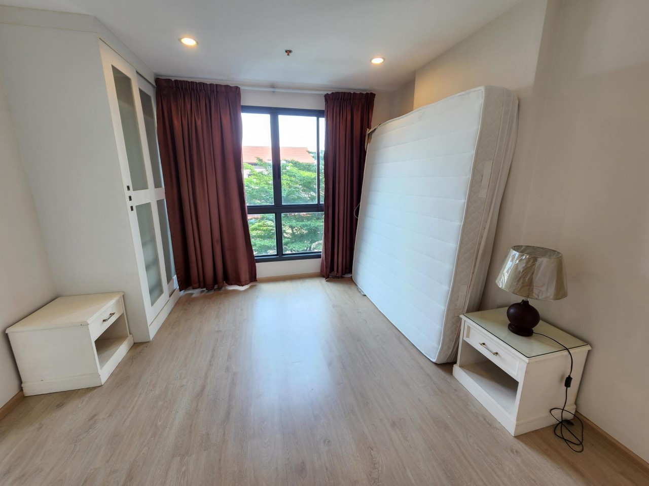 For RentCondoThaphra, Talat Phlu, Wutthakat : For rent, beautiful room, Ideo Sathorn Tha Phra (Ideo sathorn thapra), next to BTS Pho Nimit, 300 meters, with furniture + washing machine + 31 sq m., only 11,000 baht