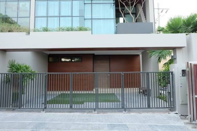 ให้เช่าทาวน์โฮมอ่อนนุช อุดมสุข : For Rent Luxury Townhome 3 beds 5 baths 450 meters fully furnished ready to move in.