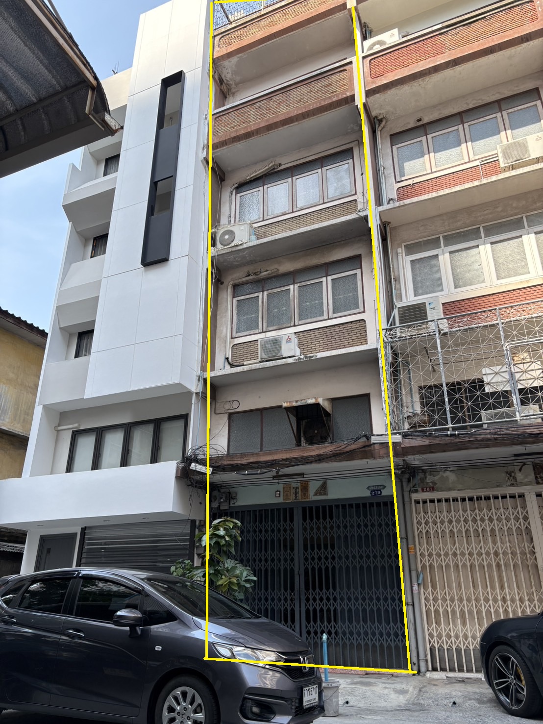 For SaleShop HouseWongwianyai, Charoennakor : Commercial building for sale/4 -story commercial building+roof with parking near Krung Thon Station only 200 meters