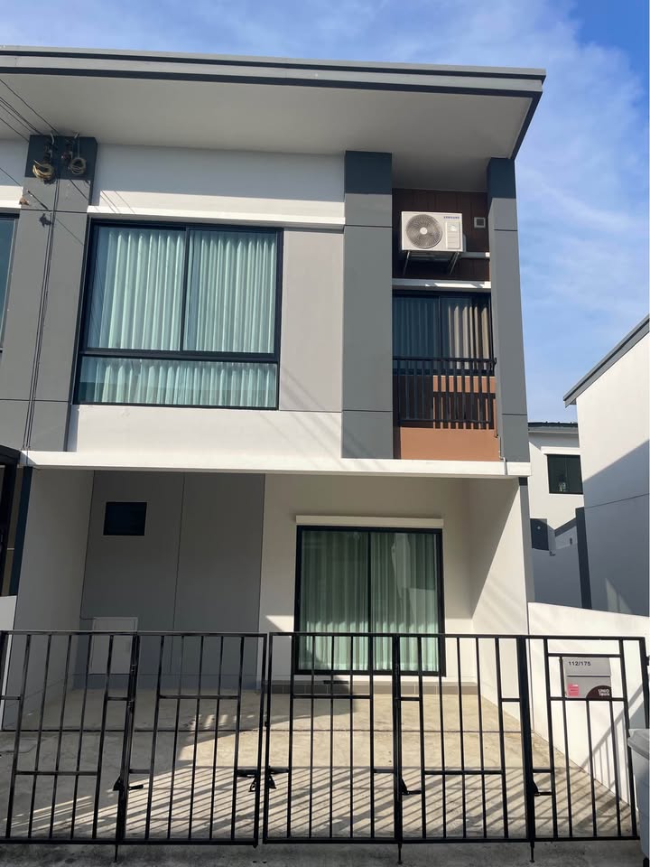 For RentTownhomePattanakan, Srinakarin : 🏡 Rent a house, townhome, UNIO Town, Srinakarin-Bangna 🌳 only 3 km near JAS URBAN. Furniture and electrical appliances. The house is free, ready to move in. ✅✅