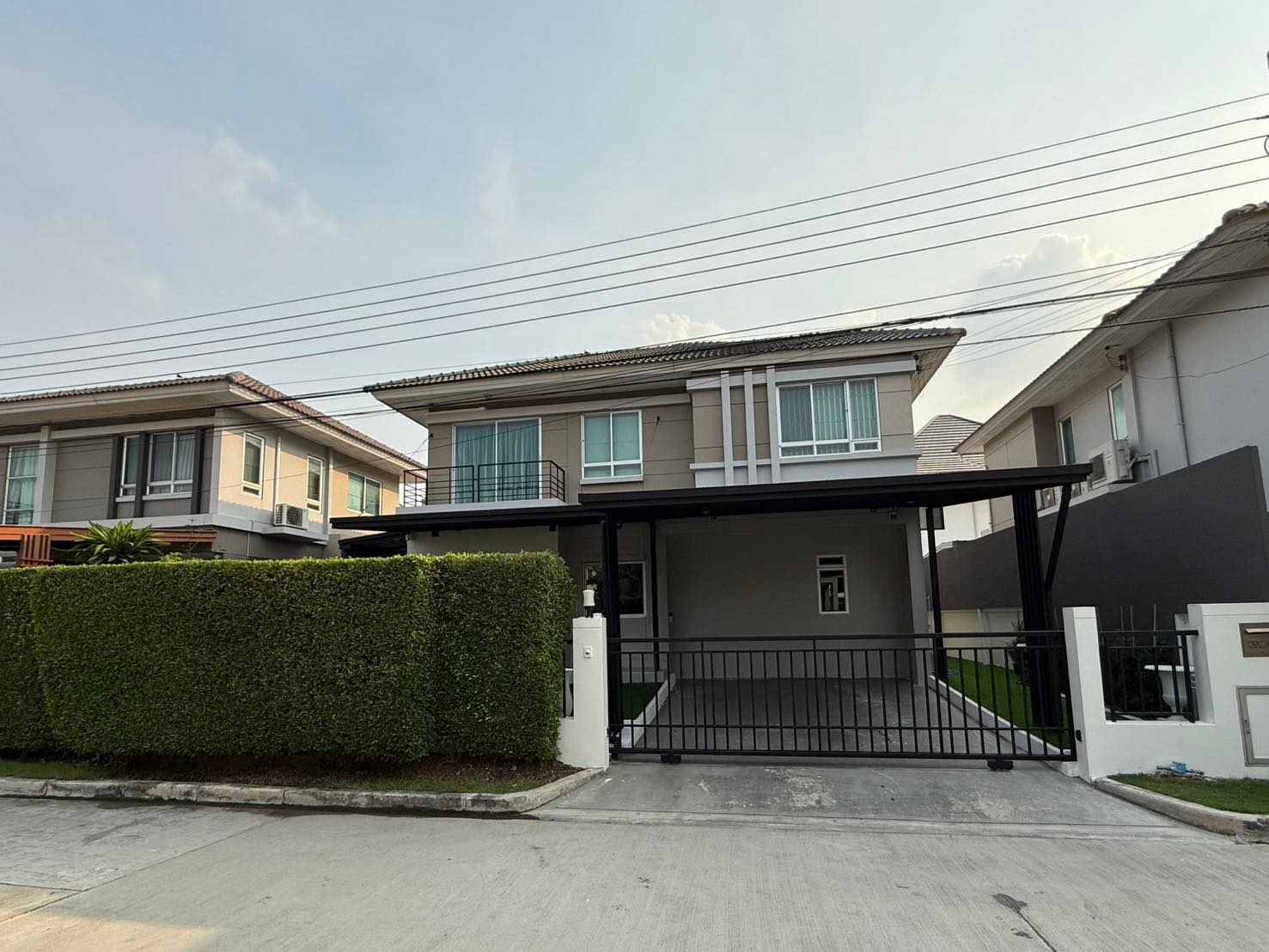 For RentHouseLadkrabang, Suwannaphum Airport : 2 storey detached house for rent. Life Bangkok Boulevard Project (Ring-Onnut 2) Furniture Air Furniture There are 3 bedrooms, 3 bathrooms, 1 housekeeper. Rental price 58,000 baht