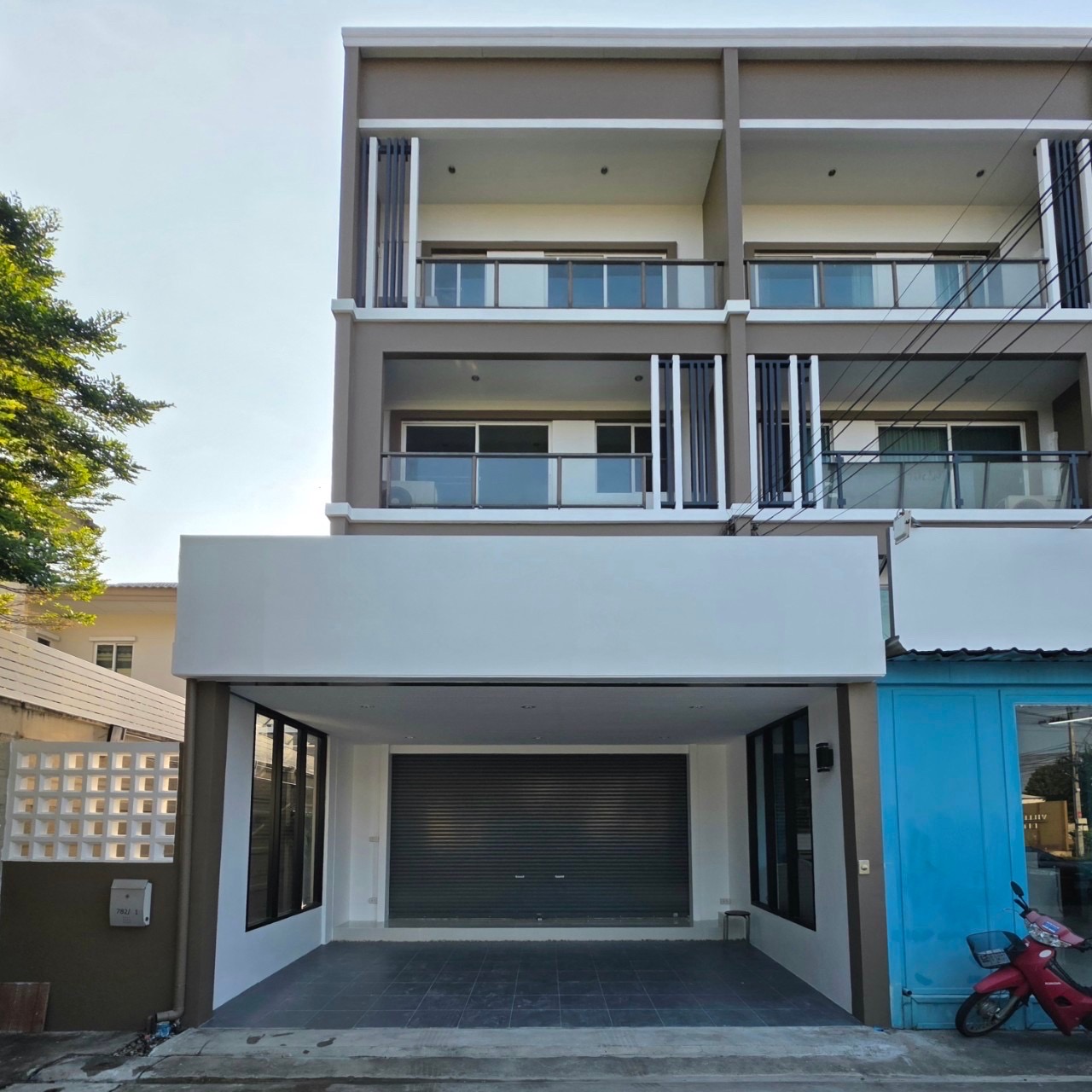 For RentShop HousePattanakan, Srinakarin : Renting a commercial building 3.5, 2nd floor, parking after the corner of Soi Phatthanakan 38, 32 and 44 or Onnut 39 or Srinakarin 24