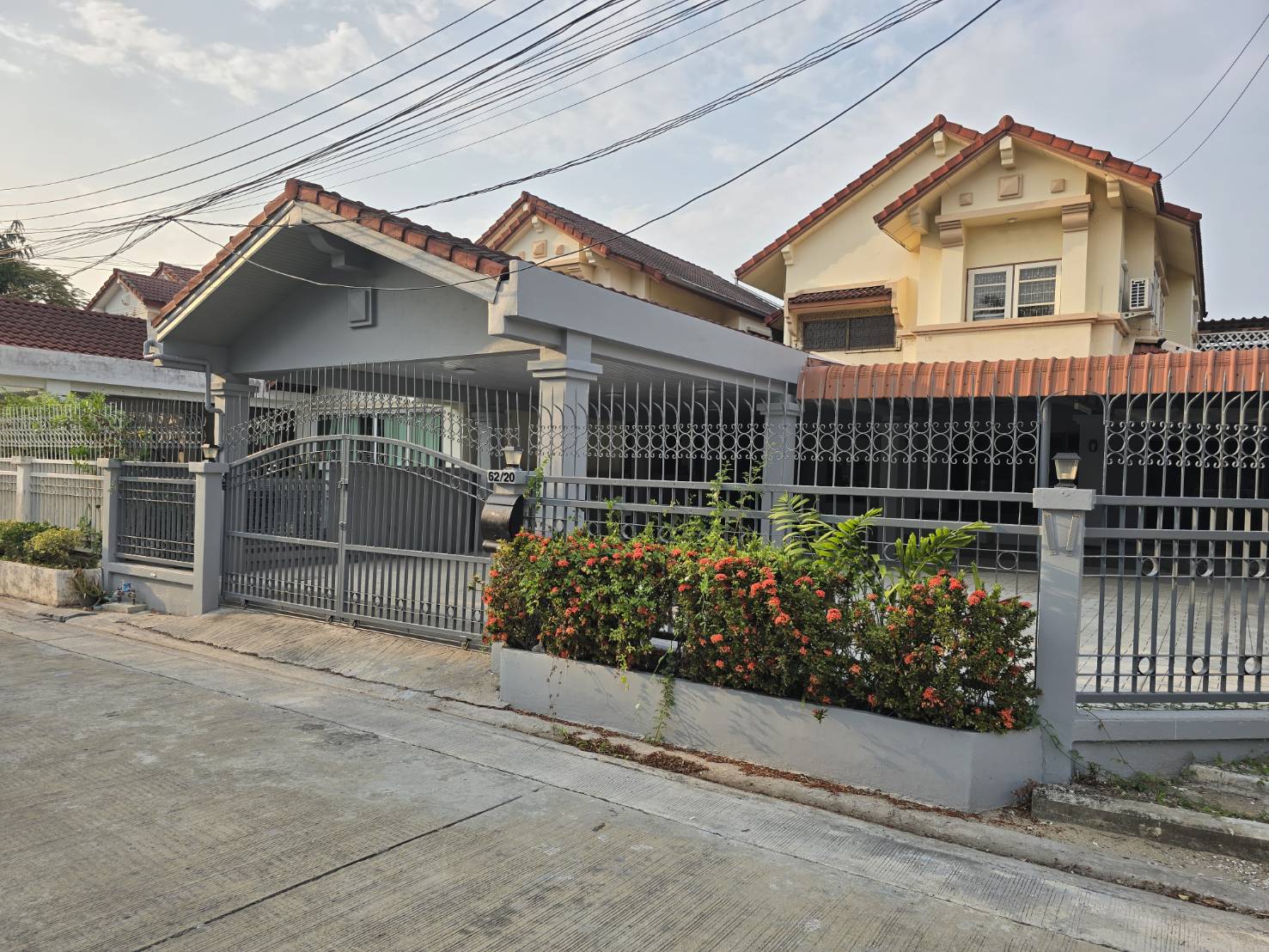 For RentHousePinklao, Charansanitwong : Large single house (behind the corner), a lot of living space, excellent location next to Phutthamonthon Sai 2 Road, travel only 15 minutes to The Mall Bang Khae. Welcome Pet Welcome