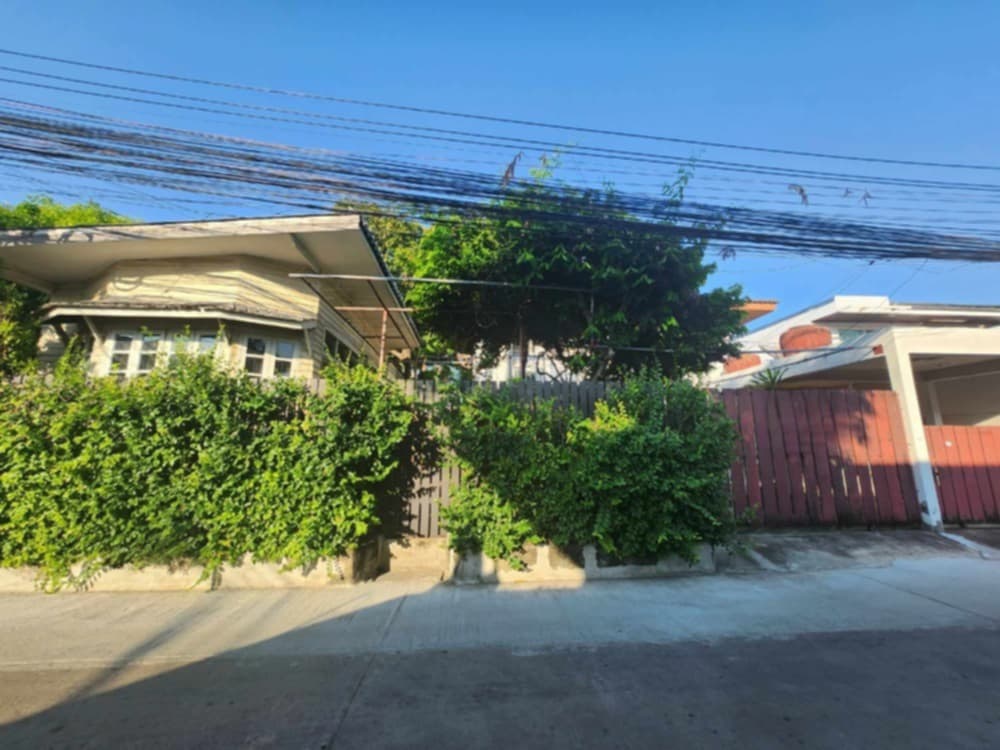 For RentHouseOnnut, Udomsuk : Rent a detached house, Soi Sukhumvit 93, suitable for office, close to the company near Bangchak 5 minutes, Century Onnut