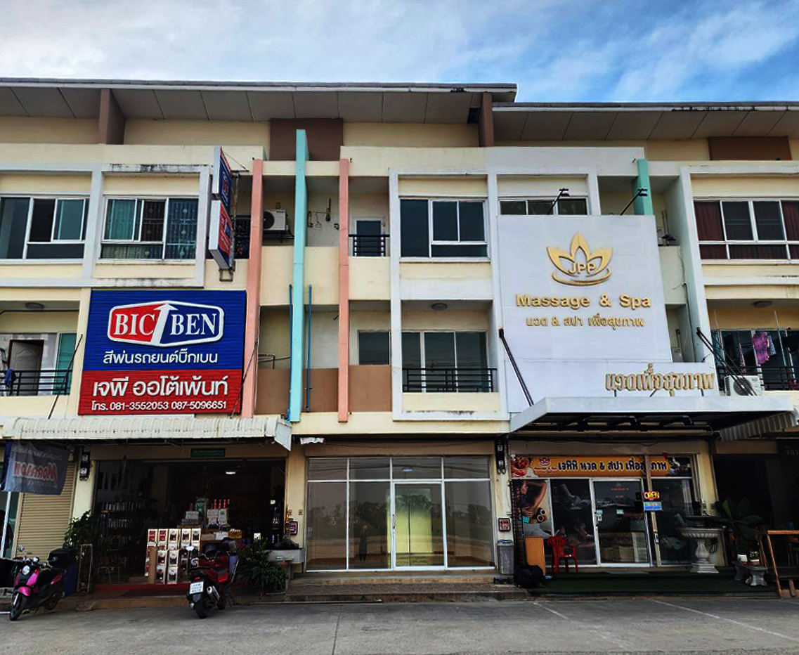 For RentShop HousePathum Thani,Rangsit, Thammasat : Rent a 3 -story commercial building, trading location on the road, opposite the Medical Center. Near Lat Sawai Rangsit Market, Lam Lam Lam, Pathum Thani