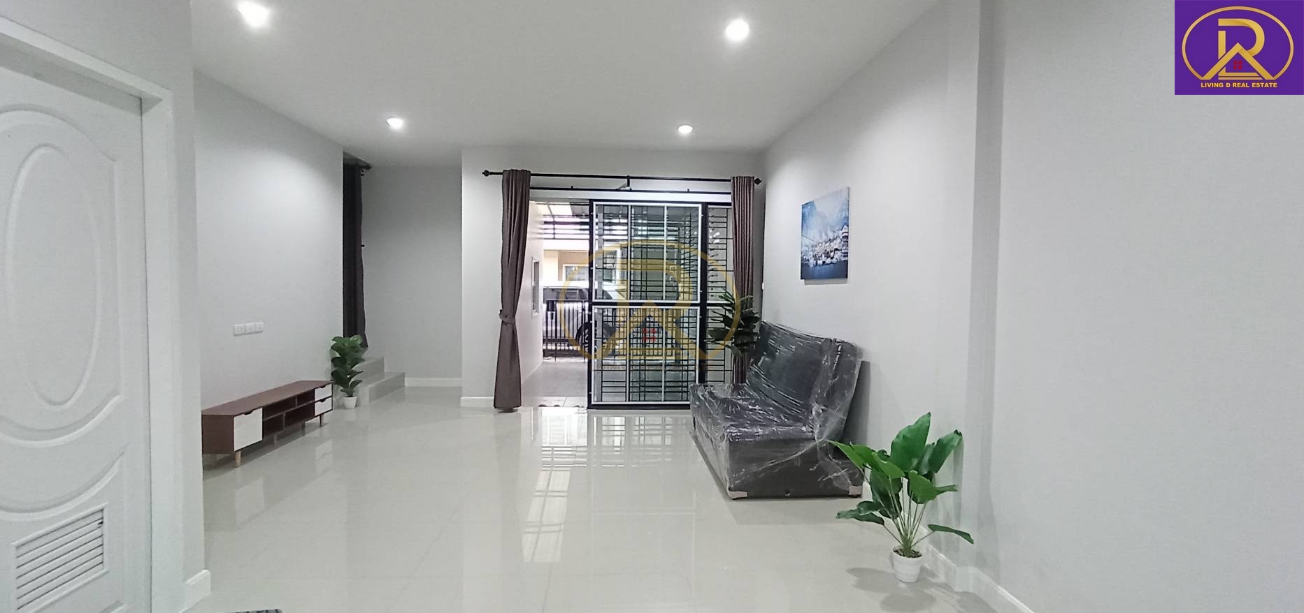 For RentTownhomeSriracha Laem Chabang Ban Bueng : 2 -storey townhome for rent, The Season Valley 2 (The Season Valley 2), ready to be near Sriracha Park, Nong Kham Subdistrict, Si Racha District, Chon Buri Province.