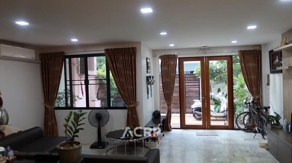 For SaleTownhomeSukhumvit, Asoke, Thonglor : 3-storey townhouse for sale near BTS Phra Khanong-Onnut. Very good location. Ready to move in!  / Townhouse for Sale-3-Storey Home Near BTS Phra Khanong & On Nut!