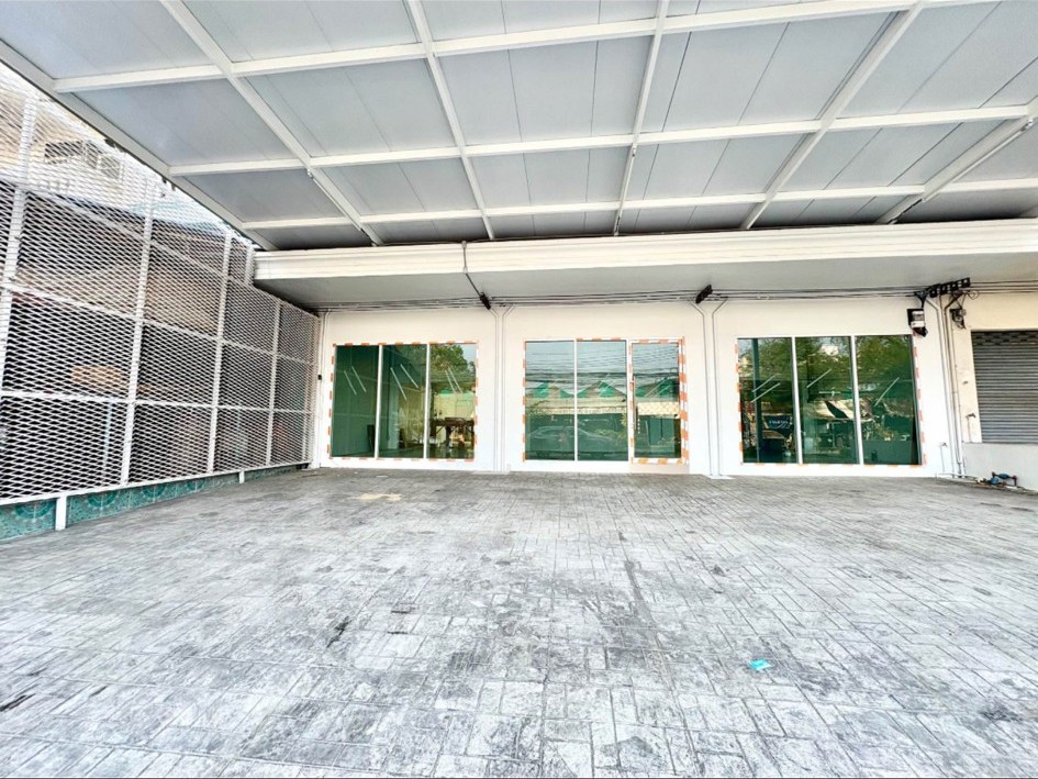 For RentShop HouseSeri Thai, Ramkhamhaeng Nida : ♦ Commercial building Ramkhamhaeng 60 ♦ 4.5 layers | 71.10 sq.w., 952.00 sq.m. | There are 6 separate men/female bathrooms, 6 car parks |