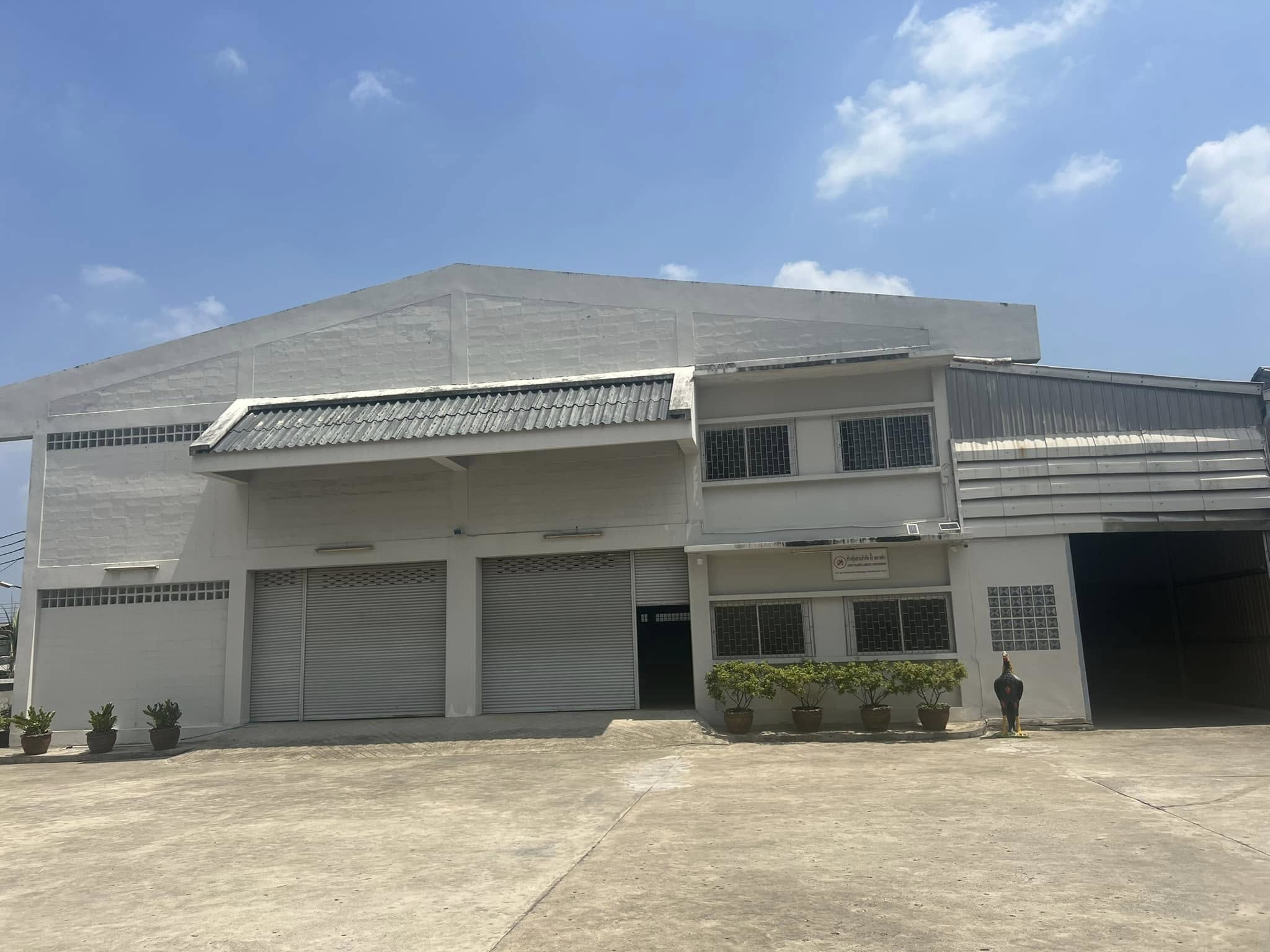 For RentWarehousePathum Thani,Rangsit, Thammasat : Warehouse rental/office Sai Pracharat Khlong 4, Lat Sawai Subdistrict, Lam Luk Ka District, Pathum Thani area 1,100 sq.m.