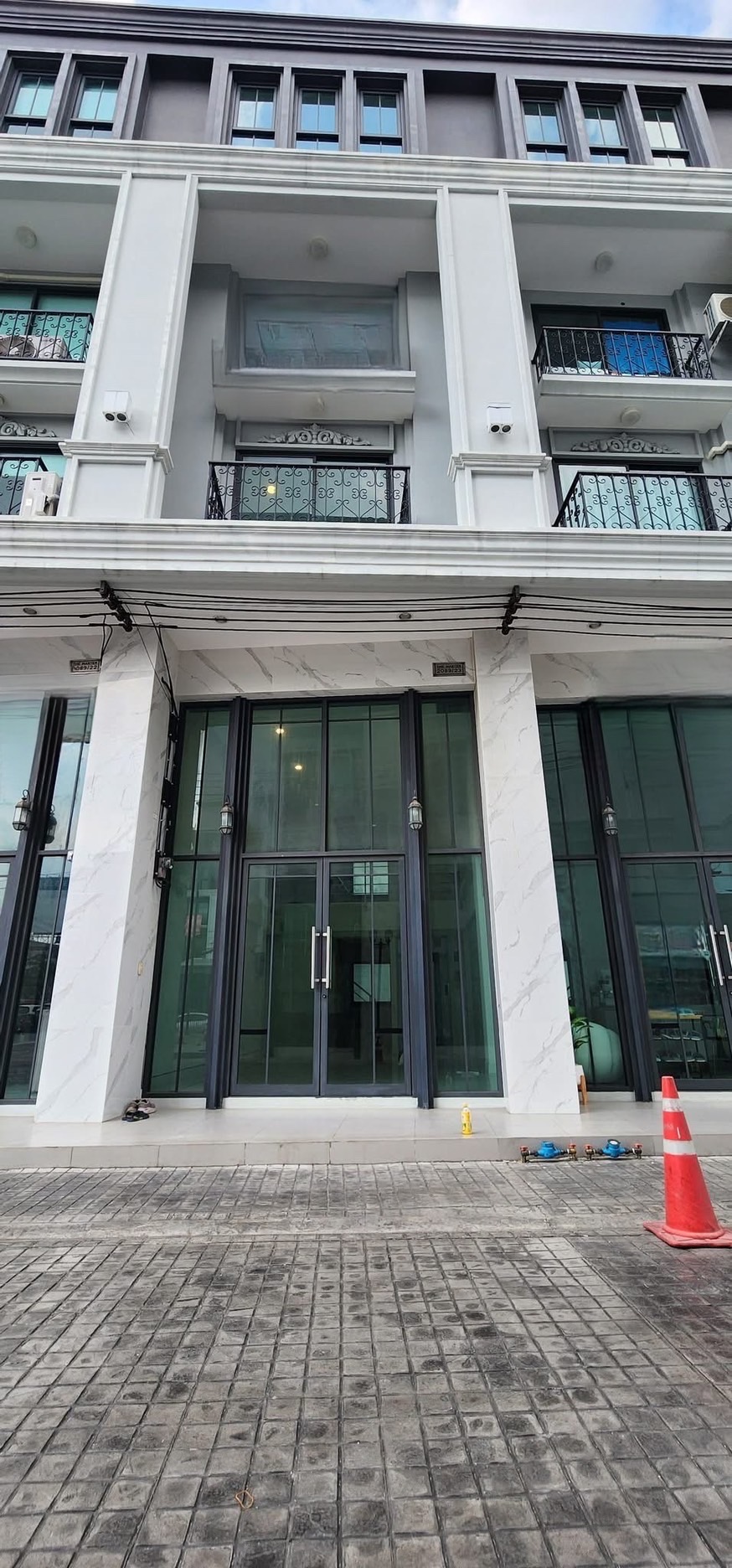 For RentShop HouseOnnut, Udomsuk : Rent a commercial building, commercial building, Business Town - Srinakarin, near the Yellow BTS BTS, Sri Nuch Station, Write down the company or do business, central parking, have a private elevator.