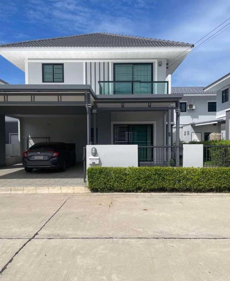 For RentHousePattaya, Bangsaen, Chonburi : Rent a 2 -story detached house with full furniture. There is a swimming pool in the project. Bang Phra-Chon Buri