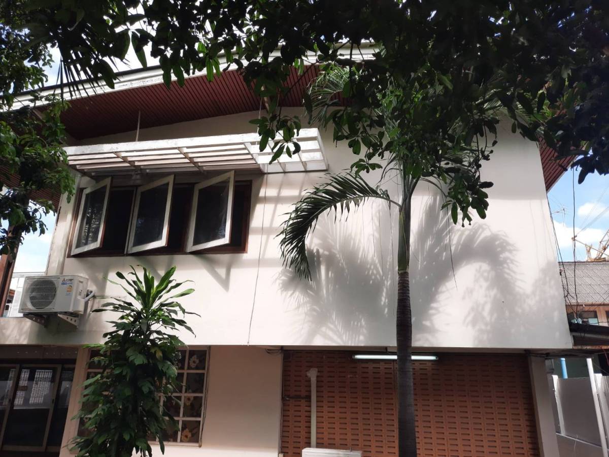 For RentHouseLadprao, Central Ladprao : 2 storey detached house for rent, Lat Phrao 15 Road, area 100 sq.whi Furniture air There are 4 bedrooms, 4 bathrooms. Rental price 45,000 baht per month