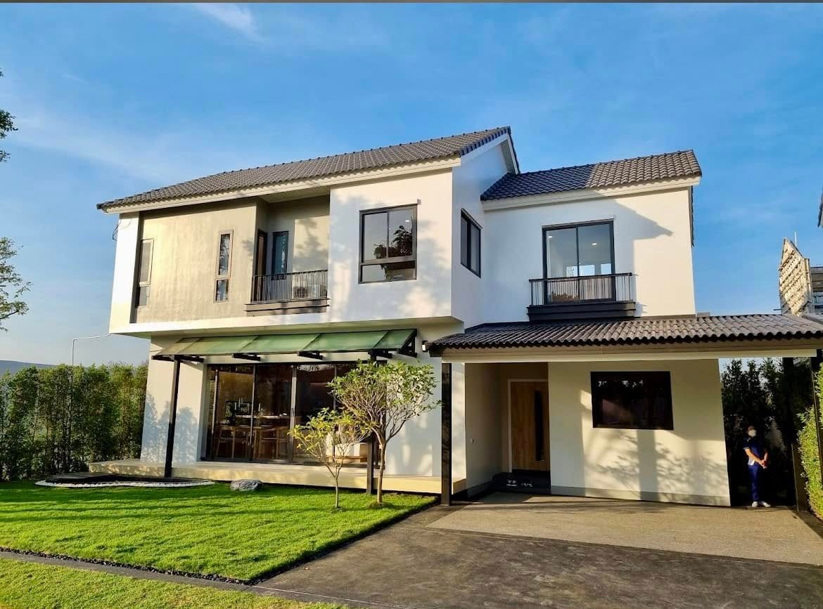 ให้เช่าบ้านสมุทรปราการ สำโรง : For rent, single house, Pimnara Srinakarin-Bangna Village, 4 bedrooms, beautifully decorated, ready to move in, on the main road, convenient transportation, near many international schools