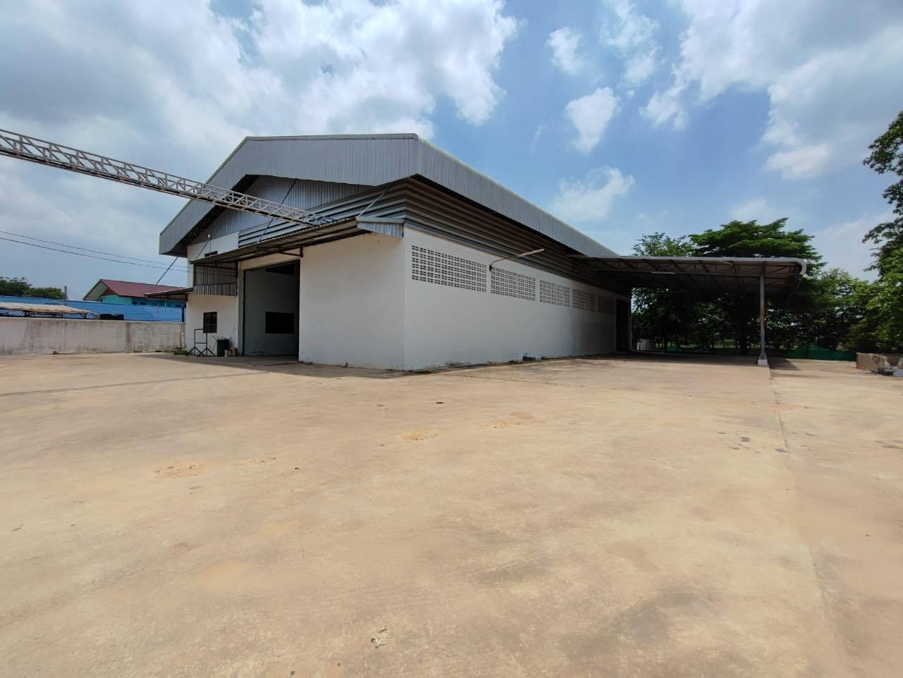 For RentWarehouseChachoengsao : Chachoengsao warehouse for rent 500 sqm. Planting a full area of ​​1 rai of electricity, 3 phase, with. 4 leaves