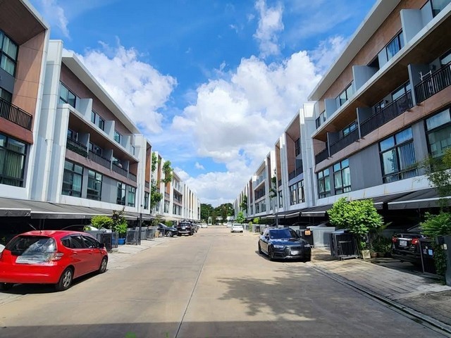 For RentTownhomePattanakan, Srinakarin : Code C6659 for sale for sale 3 -story townhome behind the corner of the Arden Phatthanakan Phatthanakan Soi 20 Road.