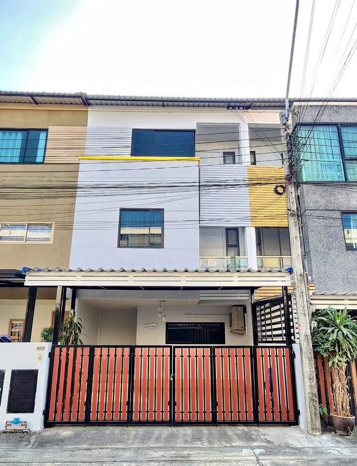 For RentTownhomeBangna, Bearing, Lasalle : Rent a 3 -bed townhome, 4 water, 3 parking spaces (near BTS Bearing Station in 2 km) (near St. Andrew International School & Amp; Bangkok Pattana)