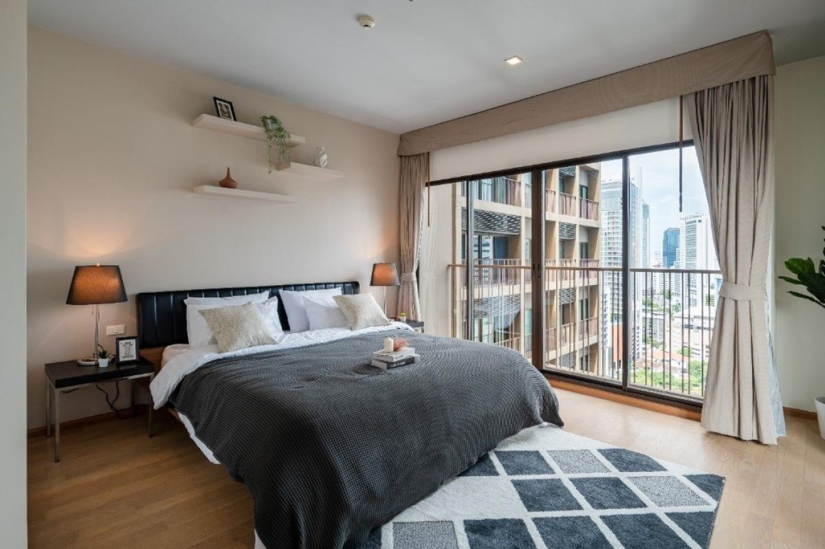 For SaleCondoSukhumvit, Asoke, Thonglor : Condo for sale in the heart of Noble Refine Sukhumvit 26 New Renovation Condo near BTS Phrom Phong Phongpong is only 300 meters and 500 meters to Emquartier.