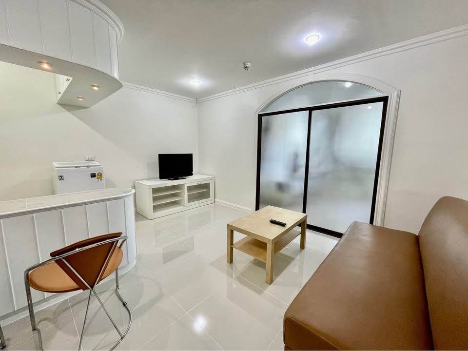 For RentCondoSukhumvit, Asoke, Thonglor : +++ Urgent rent, have a washing machine !! Supalai Place Sukhumvit 39 ** 1 Bedroom 1 Bathroom Size 50 sqm. Complete with +++