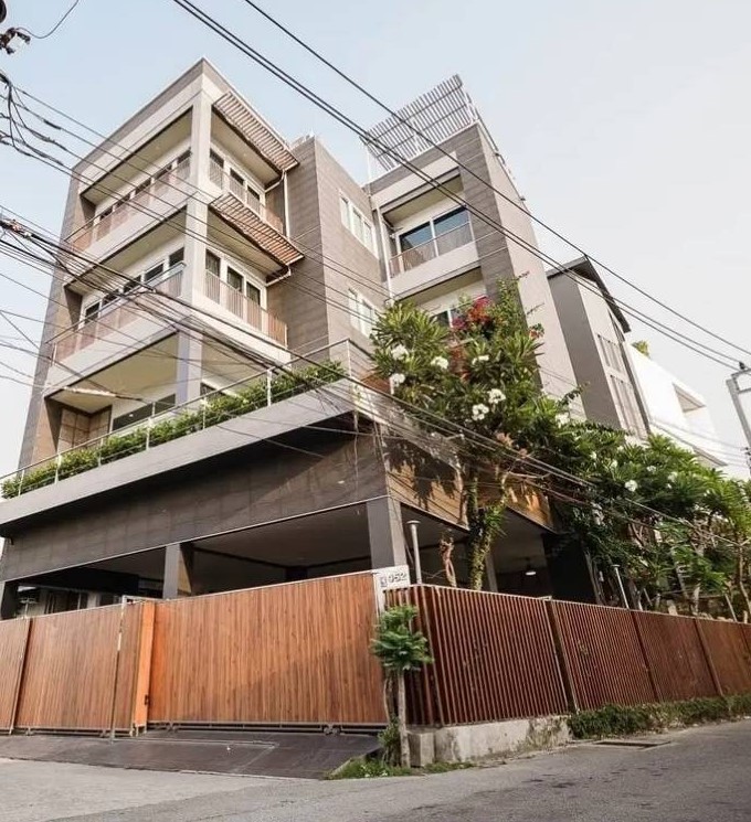 For SaleHouseSukhumvit, Asoke, Thonglor : 5-Storey House for SALE with swimming pool and elevator. ** No Co-Agent **