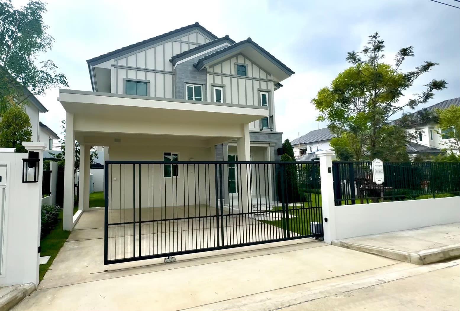 For RentHouseBangna, Bearing, Lasalle : For Rent, Single House Villaggio 3 Srinakarin-Banna, New House, 4 Bedrooms, Special Corner Plot, No One in Front, Lake View, Luxurious Decorated, Ready to Move in