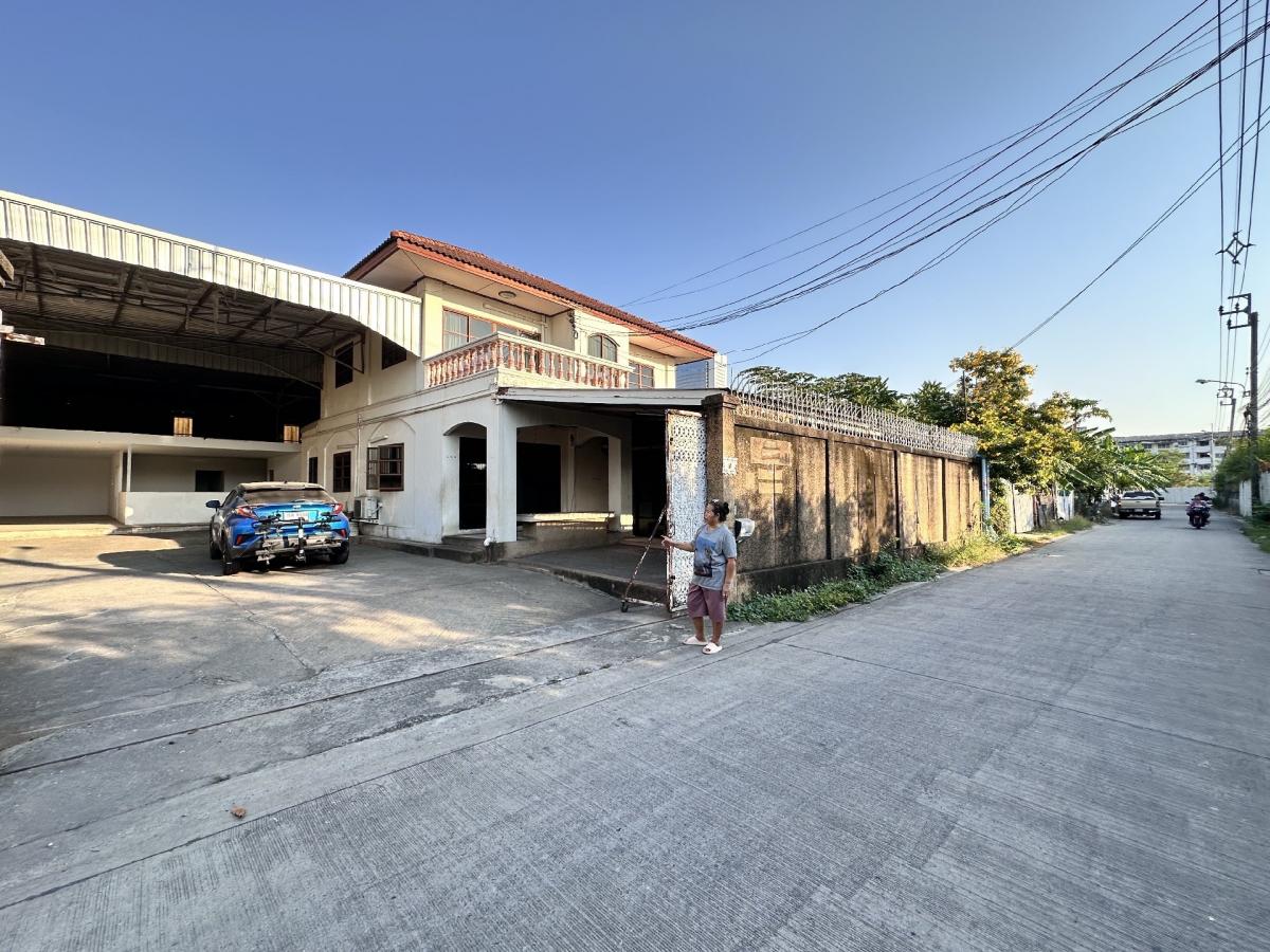 HouseChaengwatana, Muangthong : House for sale, there is a warehouse 163 Sq. Soi opposite Central. The entrance of the alley is the sky train station. Suitable for commerce and residence