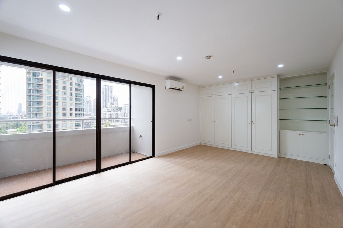 For SaleCondoSukhumvit, Asoke, Thonglor : Owner Post: Renovate Condo near BTS Asoke Dresden Penthouse LLL at Prestige Towers