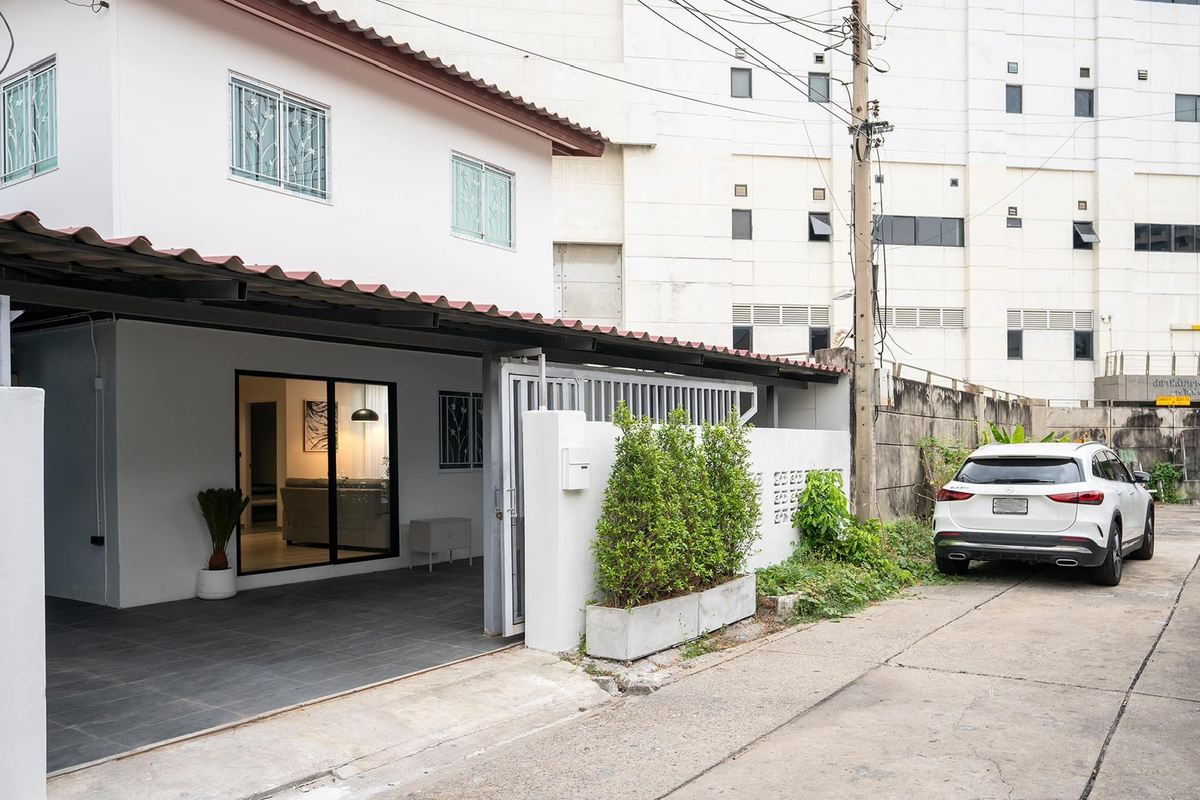 For RentHouseRatchadapisek, Huaikwang, Suttisan : Rent a new 2 -story house, renovated the whole house Pracharat Bamphen 17 Road Complete air conditioner There are 3 bedrooms, 2 bathrooms. Rental price 70,000 baht per month