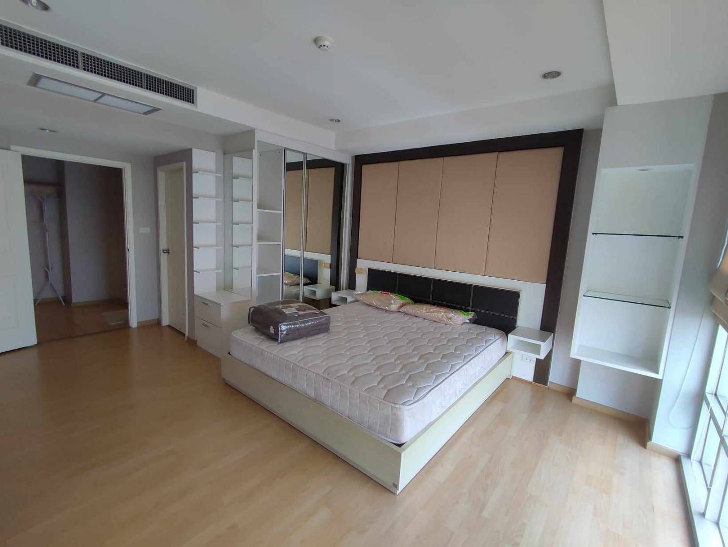 For RentCondoRamkhamhaeng, Hua Mak : 3 Bedrooms Type Duplex 2 Story 120SQM. Near ABAC Huamark Please Call/Line ID: Paolin1