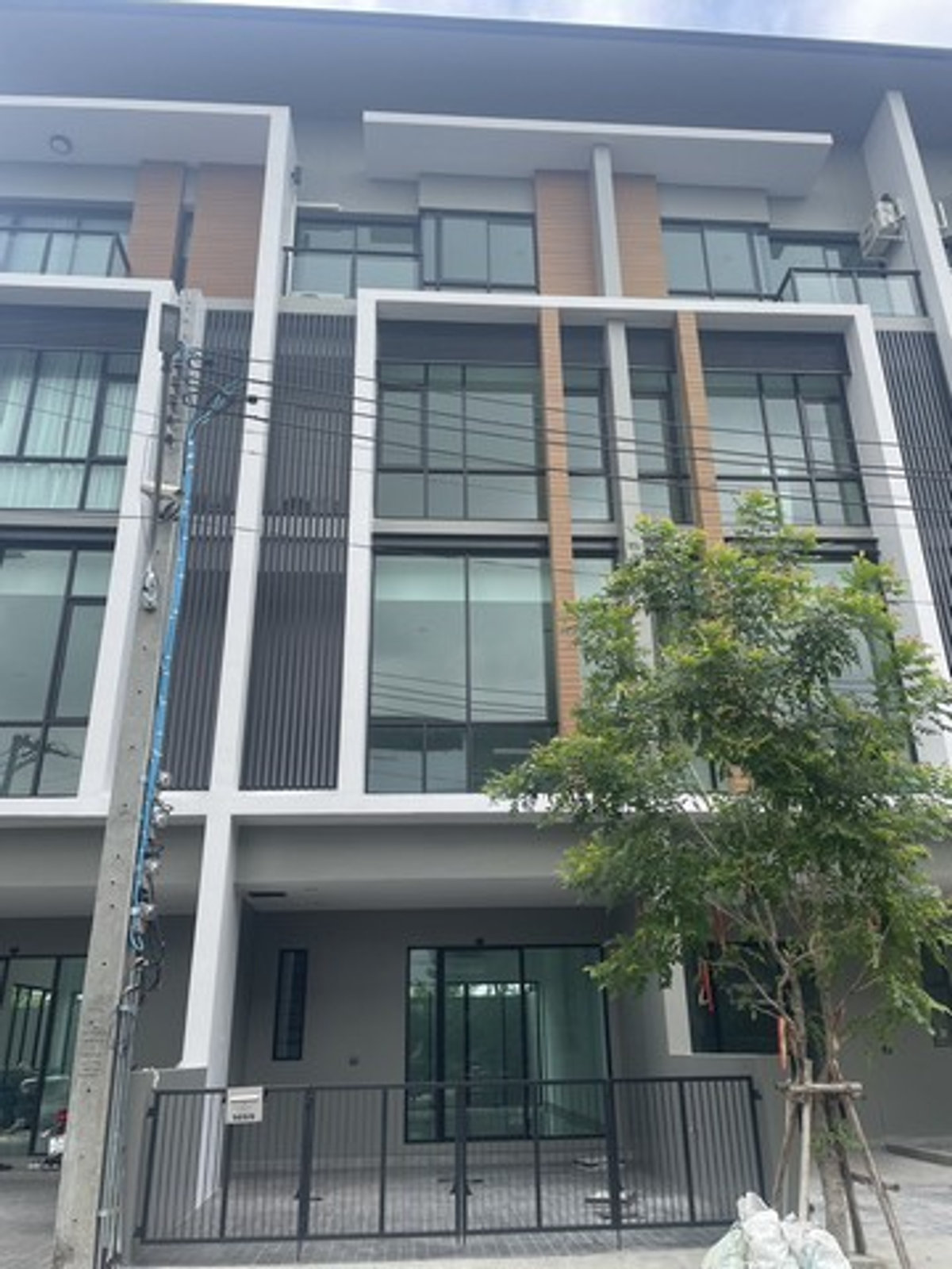 For RentHome OfficeKaset Nawamin,Ladplakao : 4-storey home office for Rent. Premium Place Mix Ekkamai-Ramintra Road, Nuanchan Road, Ekamai Ramintra Expressway, near Satri Witthaya 2 School, Lertlao School, Central East Ville