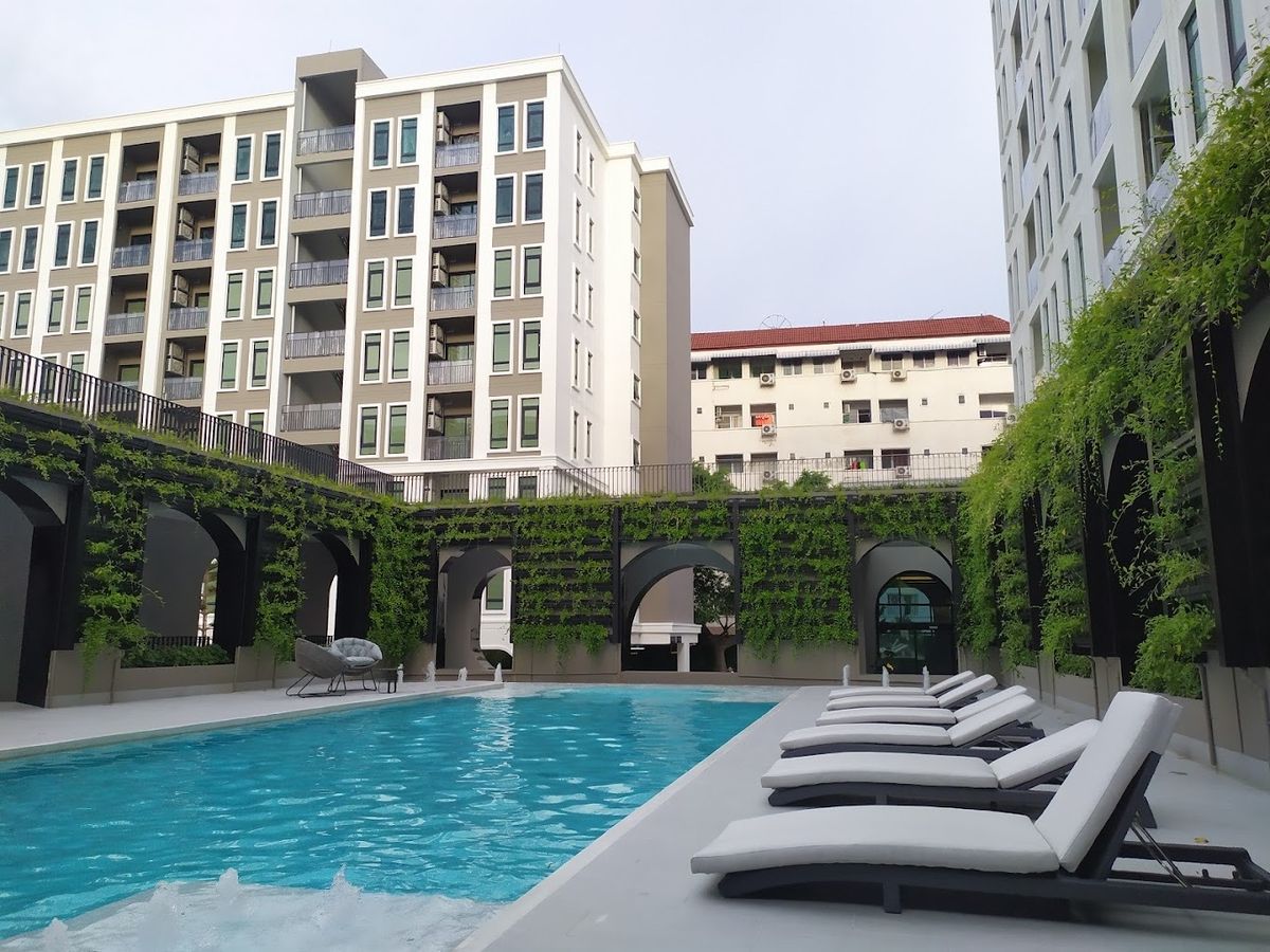 For SaleCondoRama9, Petchburi, RCA : corner condo for sale The balcony is a garden There are trees on the balcony. Quiet, privacy, layout, room type C1, bedroom 1, bathroom 1, living room 1 The communal kitchen is huge.