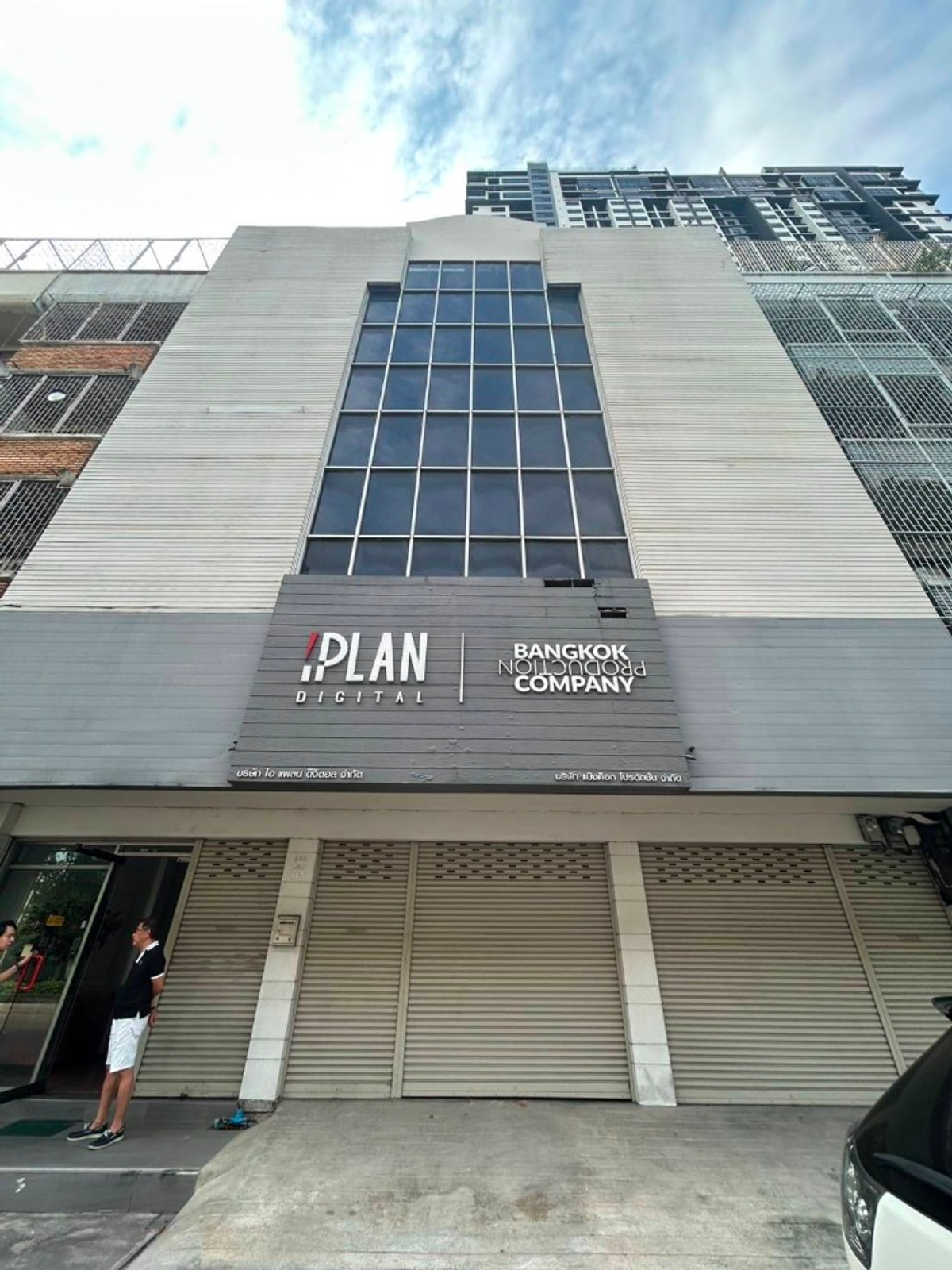 For RentShop HouseWongwianyai, Charoennakor : 3-storey commercial building, 6 floors, good location, on the road for rent in Charoen Nakhon-Thonburi area, only 260 meters near the Light House.