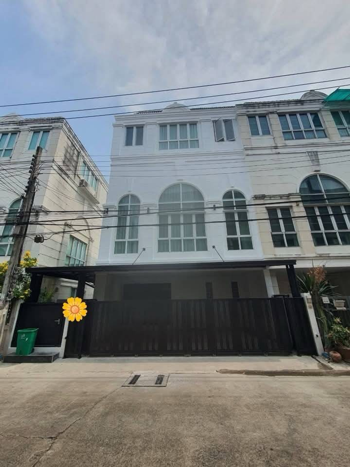 For RentHome OfficeKasetsart, Ratchayothin : For rent / hire purchase *** Home Office Location The Park, Lat Phrao Wang Hin 76 into Soi Sena, Kaset Nawamin, Chokchai 4, Ratchada 32, Townhome 3.5 floors behind the corner near Phahonyothin BTS, only 5 minutes near Kasetsart University.