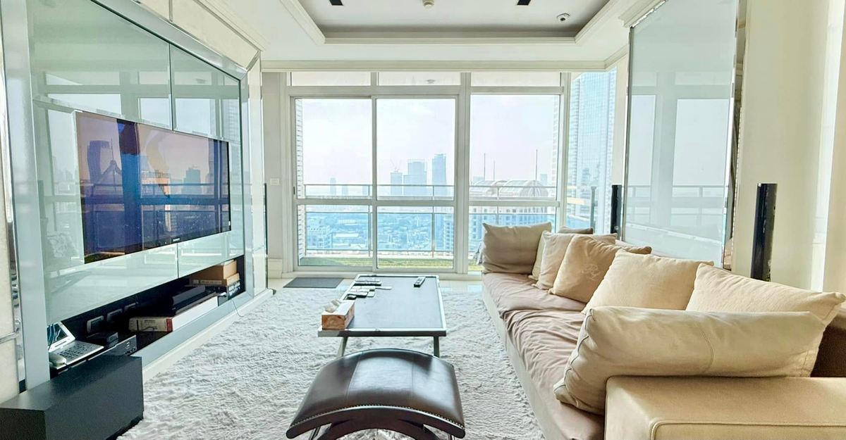 For RentCondoWitthayu, Chidlom, Langsuan, Ploenchit : Luxury condo, 3rd floor, with beautiful decorative furniture for rent in radio-Ploenchit, near BTS Ploenchit, only 270 meters