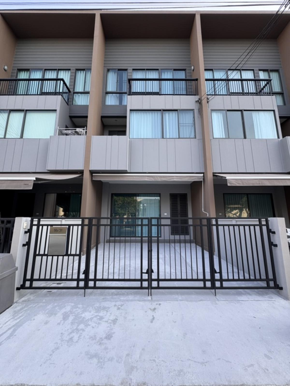 For RentTownhomeMin Buri, Romklao : 3-story townhome with beautiful decorative furniture for rent in Srinakarin-Romklao area Near Lit Walk, Krungthep Kreetha only 3.4 km.