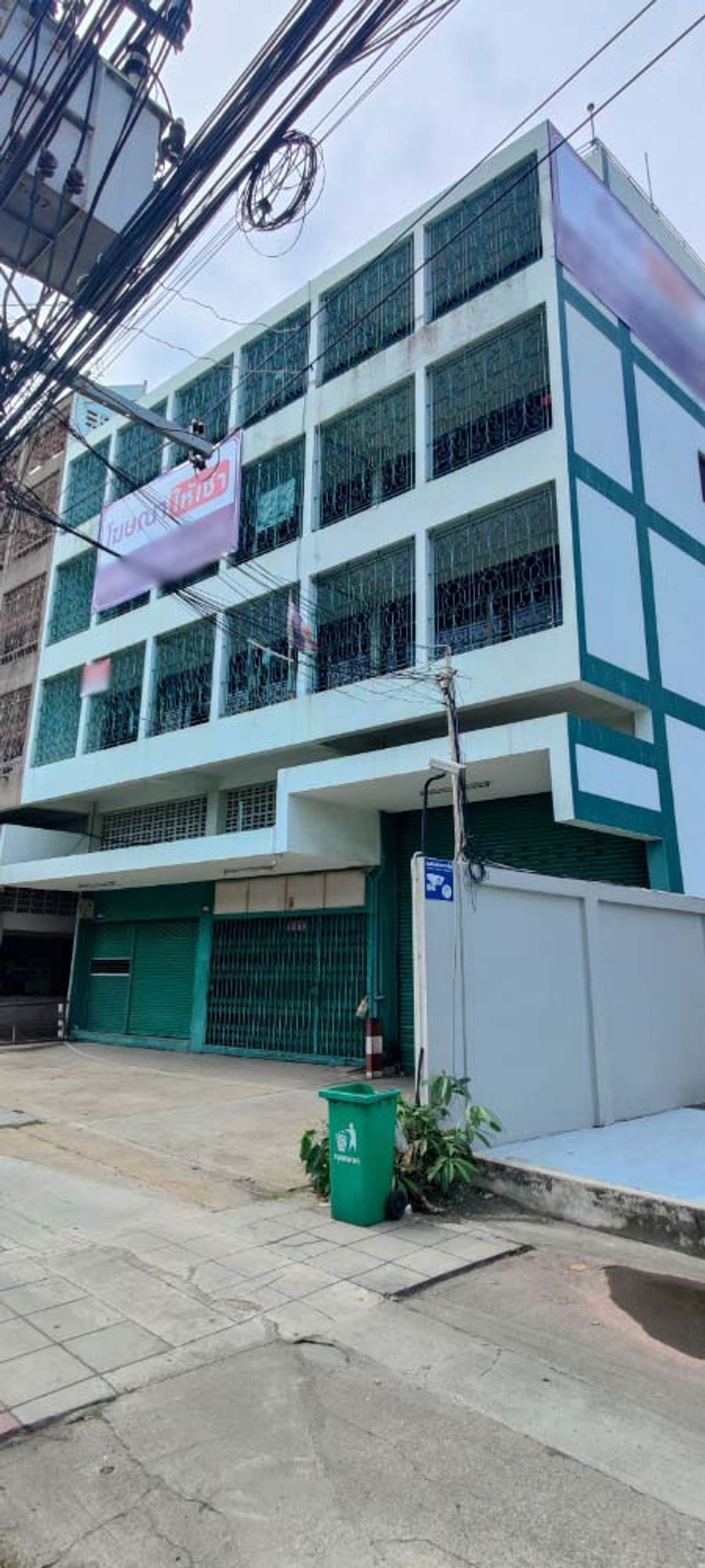 For RentShop HouseRama3 (Riverside),Satupadit : 4-story commercial building with a good location on the road for Rama 3-Yan Nawa area, near Terminal 21, Rama 3, only 900 meters.