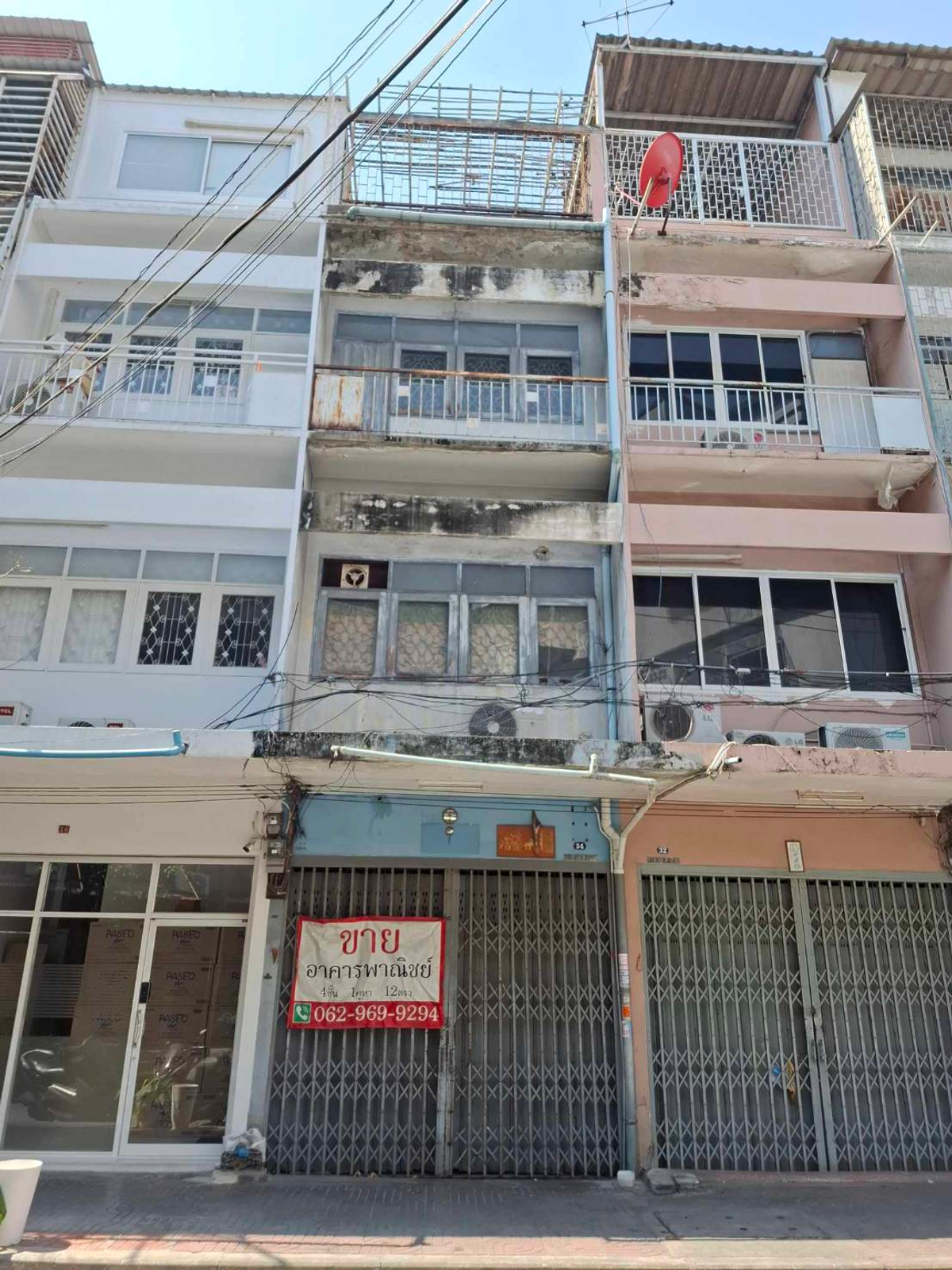 For SaleShop HouseWongwianyai, Charoennakor : Selling very cheap !! 4 -storey commercial building, Soi Freedom, 5, near Vien Yai, just 1 minute near Ik Siam BTS BTS